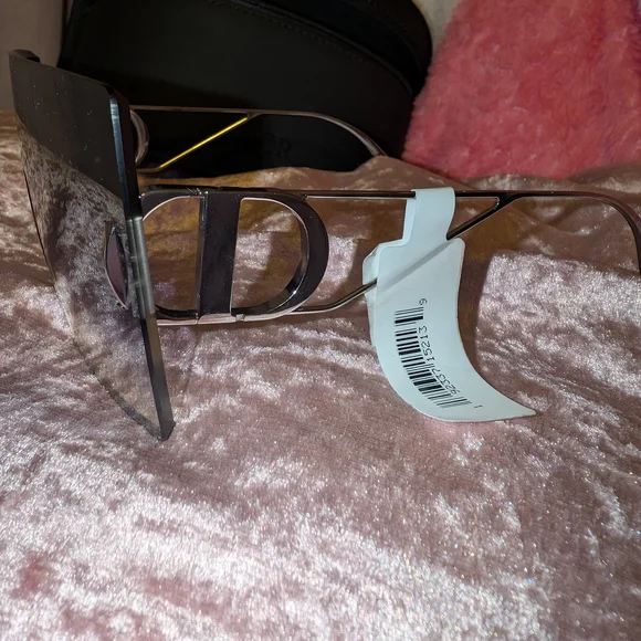 Chic Black Oversized Sunglasses - Picture 5 of 10